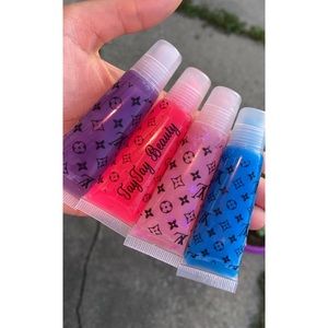 I just started my own lipgloss💋 business.